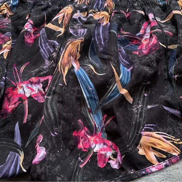 Lululemon Black Watercolor Hotty Hot Lululemon Shorts size 8 Women New with Tags - Picture 10 of 15